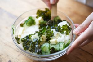 おかずおにぎり:ご飯と具材をあえる