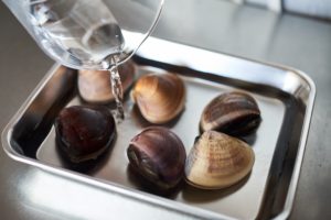 はまぐりの砂抜き